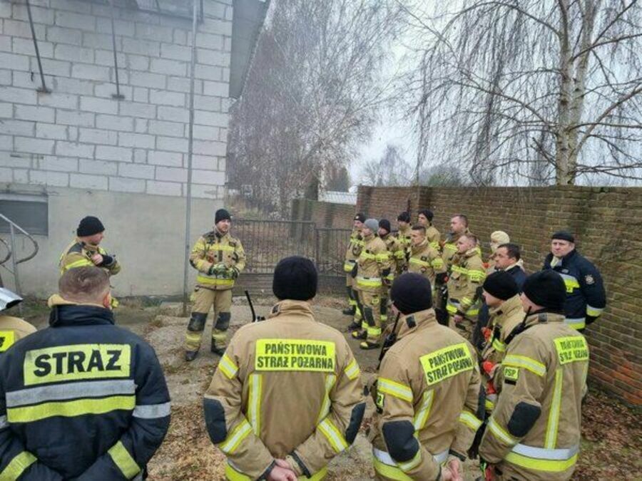 
                                                    Strażacy podczas szkolenia
                                                