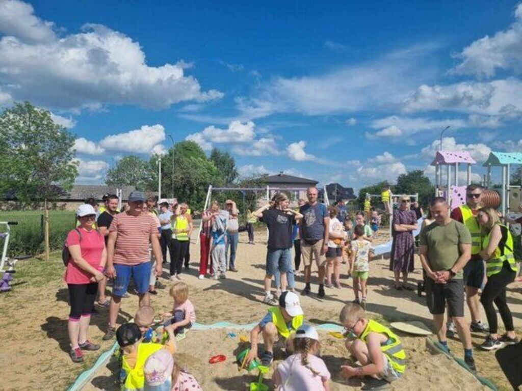 
                                                    Rodzinna niedziela na nowym placu zabaw w Wilczopolu
                                                
