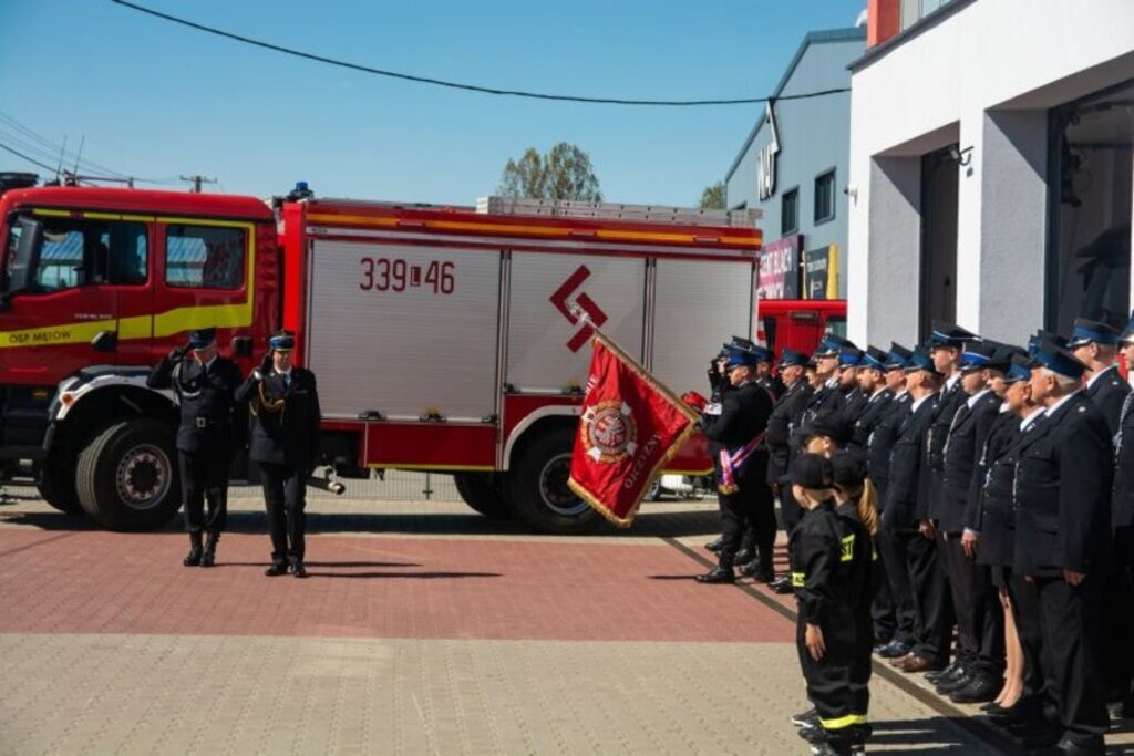
                                                    Poświęcenie samochodu dla OSP Mętów
                                                