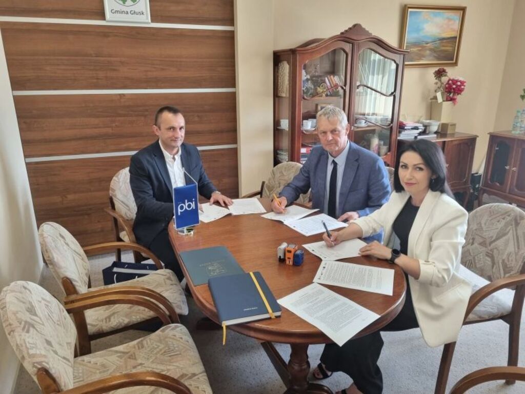 
                                                    Umowy na nowe drogi podpisane
                                                