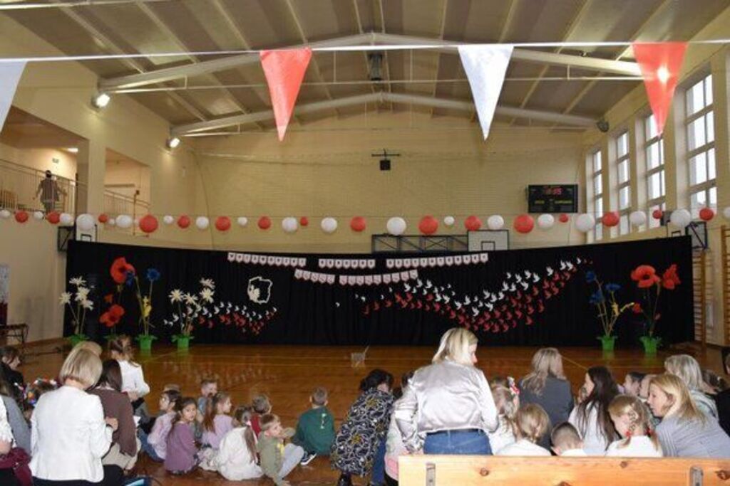 
                                                    Mali patrioci na występach w Mętowie
                                                