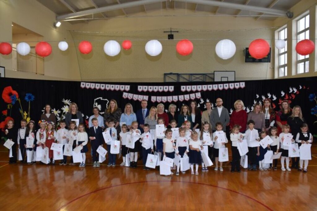 
                                                    Mali patrioci na występach w Mętowie
                                                