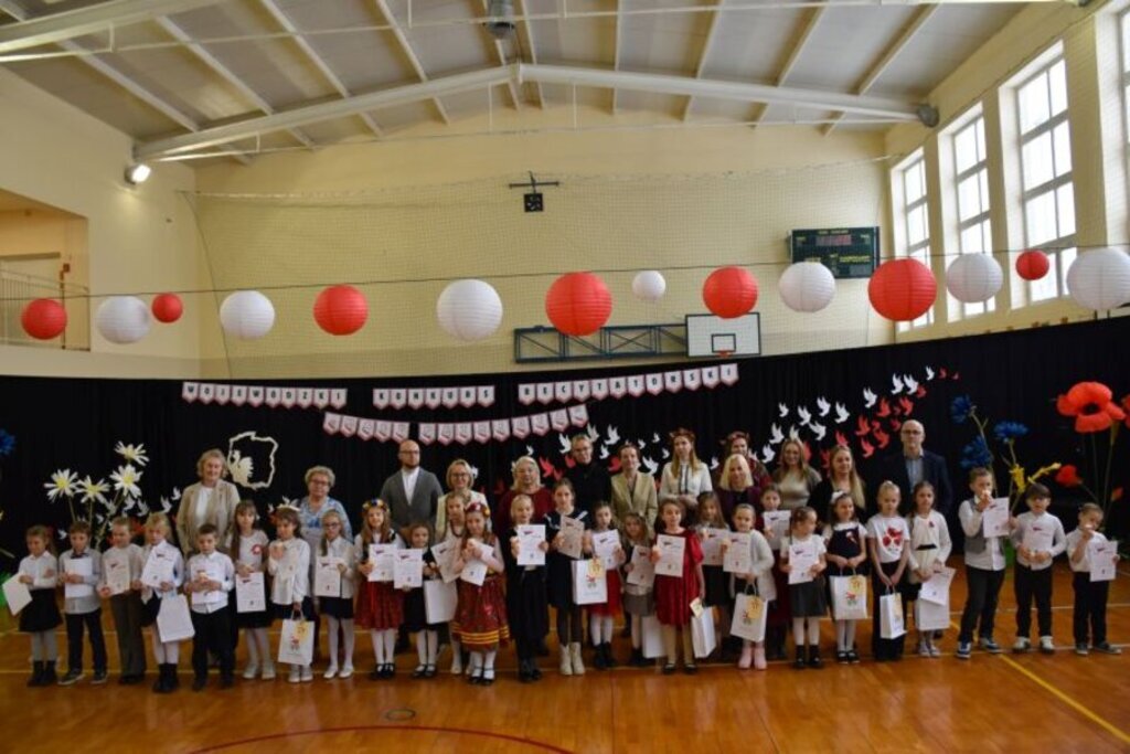 
                                                    Mali patrioci na występach w Mętowie
                                                
