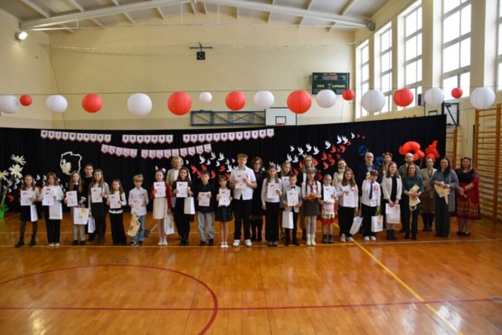 
                                                    Mali patrioci na występach w Mętowie
                                                