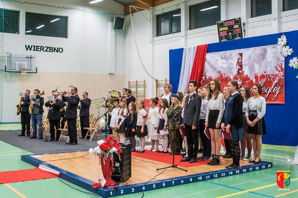 Fotorelacja z koncertu "Dla Niepodległej" w sali sportowej w Wierzbnie