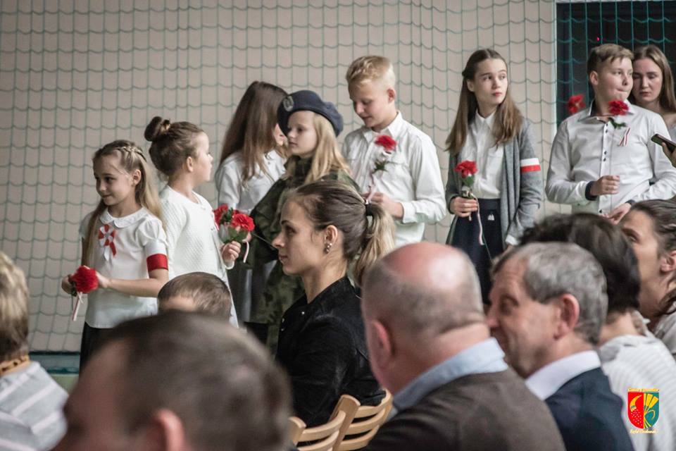 Fotorelacja z koncertu "Dla Niepodległej" w sali sportowej w Wierzbnie