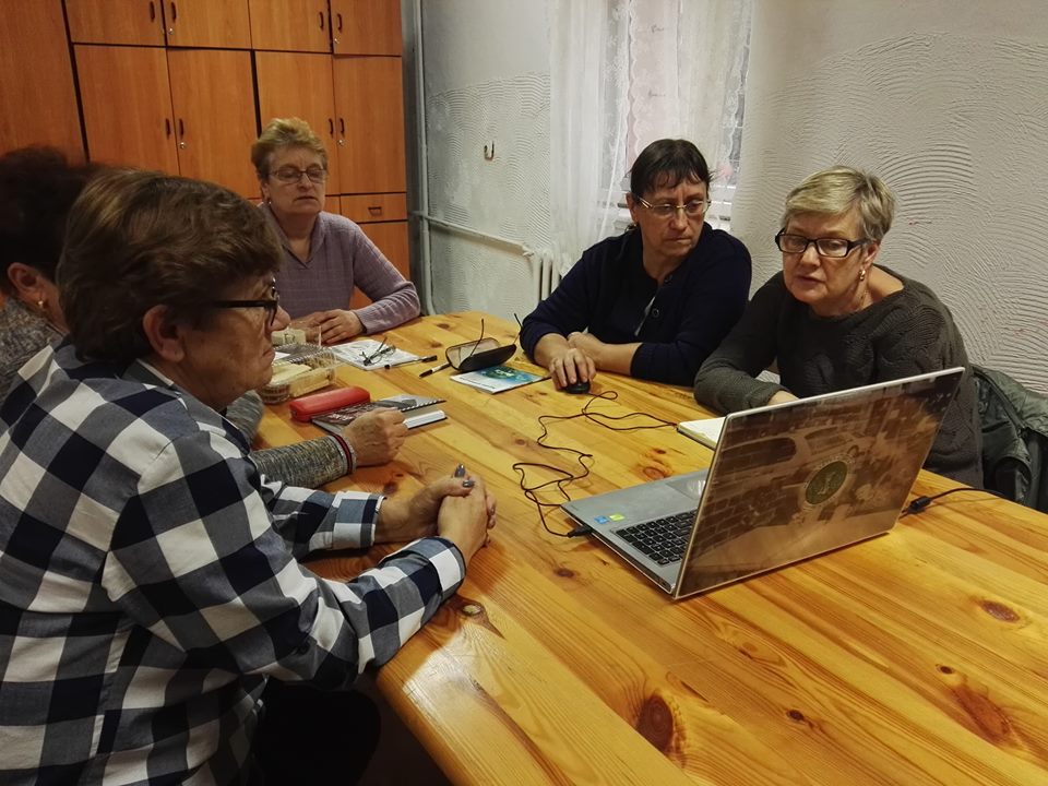 Spotkanie organizacyjne Klubu Seniora w Wierzbnie i warsztaty komputerowe w Domaniowie.