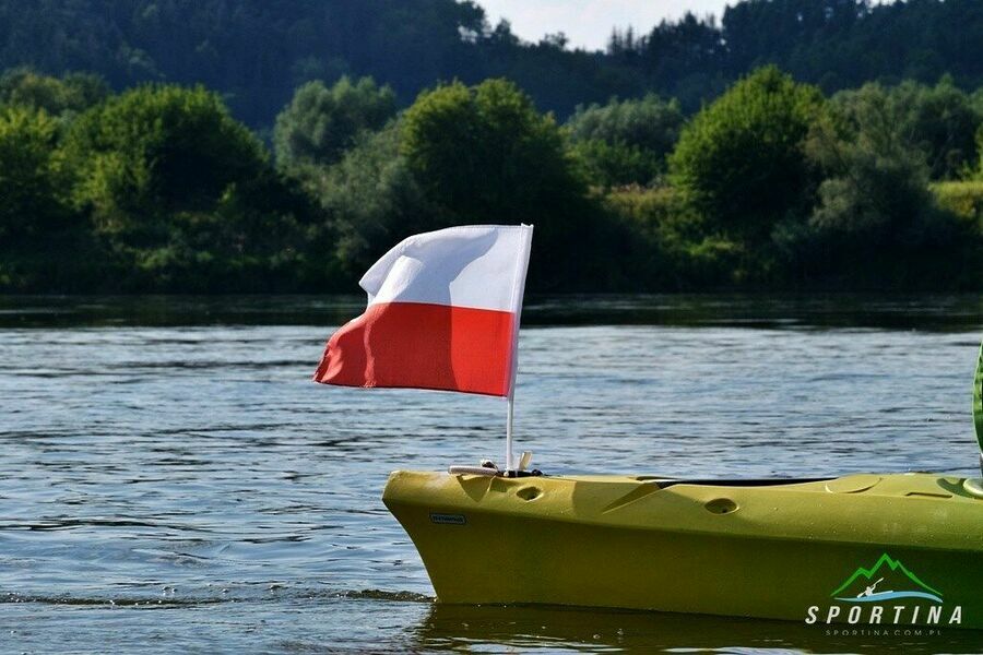 Łódka z flagą na jeziorze