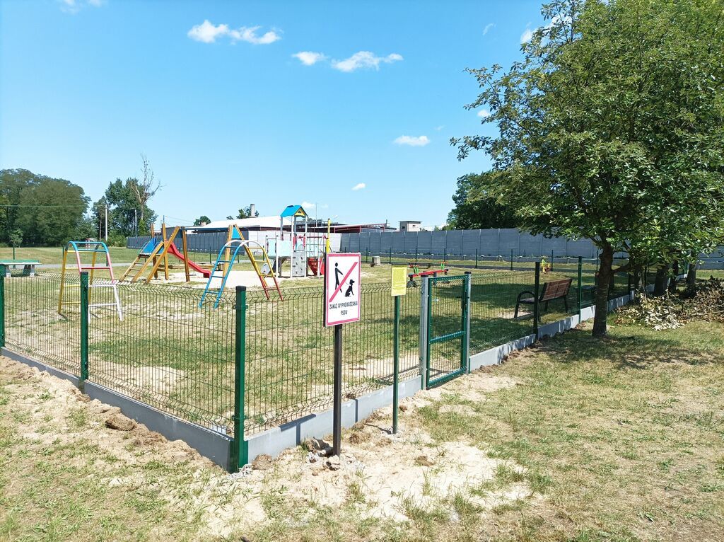 Zagospodarowanie przestrzeni publicznej dla celów rekreacyjno-sportowych w miejscowości Górki poprzez wykonanie ogrodzenia placu zabaw - kwota brutto 19.998,00zł