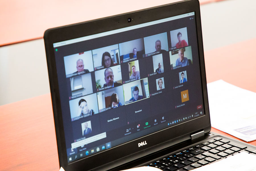 Zdjęcie przedstawia ekran laptopa z uczestnikami sesji on-line