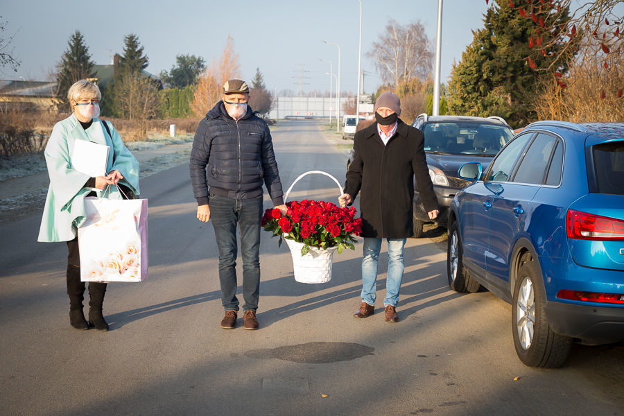 Na zdjęciu Zastępca Wójta, Przewodniczący Rady Gminy Niemce i Kierownik USC z koszem kwiatów