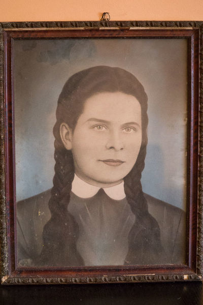 Zdjęcie przedstawia portret pani Genowefy w wieku 18-tu lat