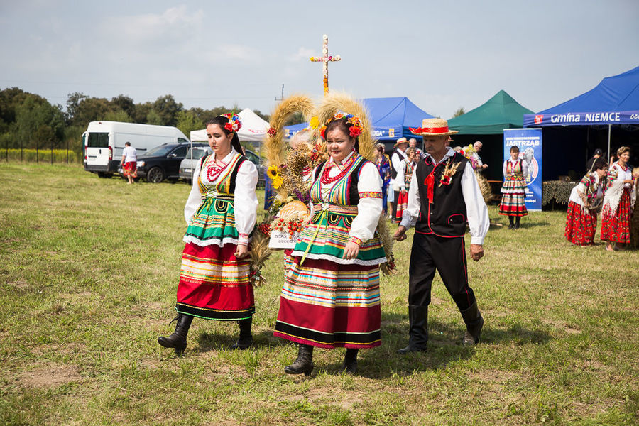 Na zdjęciu delegacja wieńcowa zespołu ludowego z miejscowości Ciecierzyn