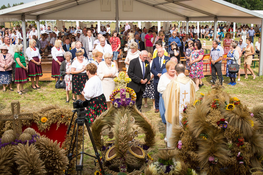 Na zdjęciu ludzie przyjmujący komunię świętą