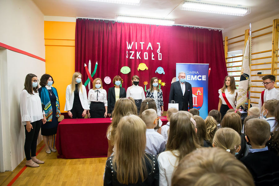 Na zdjęciu Wójt Gminy Niemce z gronem pedagogiczny z Nasutowa podczas hymnu państwowego