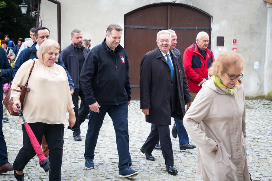 Na zdjęciu Wójt Gminy Niemce i Minister Edukacji wraz z ludźmi przemierzającymi szlak pieszo