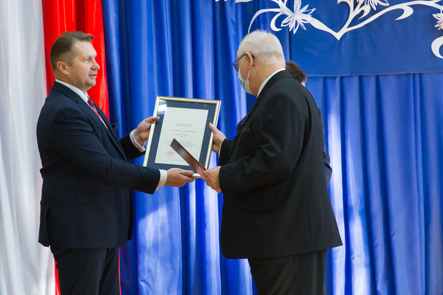 Na zdjęciu Minister wręczający nagrodę Dyrektorowi.