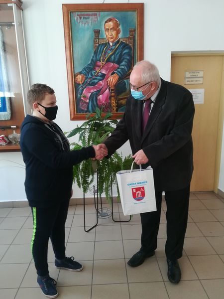 Na zdjęciu Dyrektor szkoły w Ciecierzynie wręczający nagrodę.