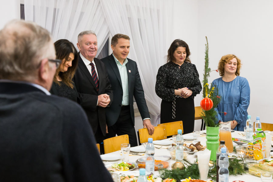 Na zdjęciu Wójt Gminy Niemce z Zastępcą podczas spotkania w Klubie Seniora w Dziuchowie.