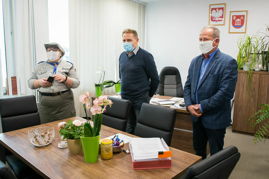 od lewej Dyrektorka Szkoły Podstawowej w Krasieninie, zastępca Wójta Gminy Niemce i Przewodniczący Rady Gminy Niemce