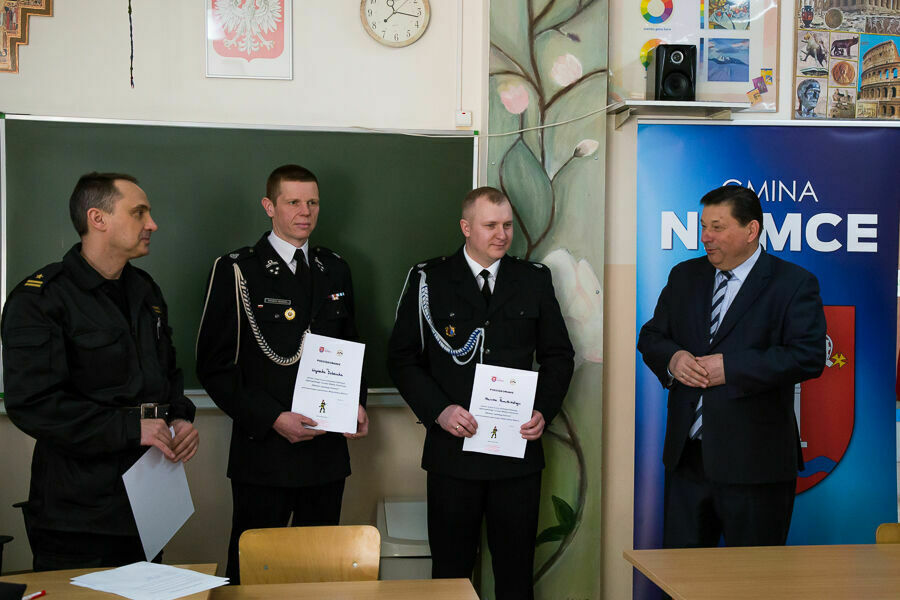 Na zdjęciu Dyrektor Szkoły w Niemcach składający podziękowania dla jurry.  