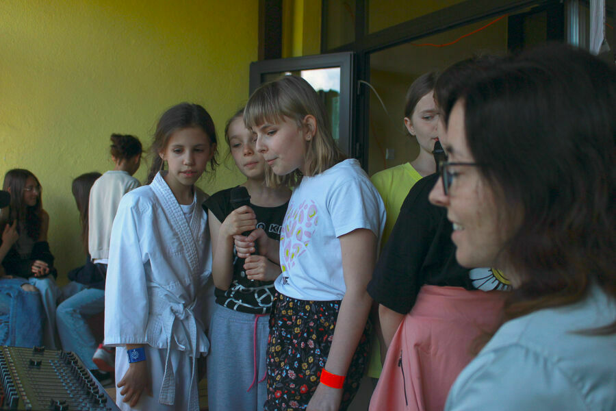 Dzieci mówiące przez mikrofon 
