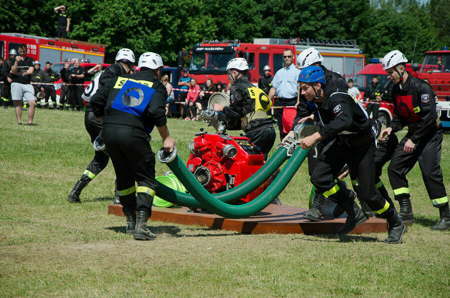 Na zdjęciu grupa strażaków podczas konkurencji