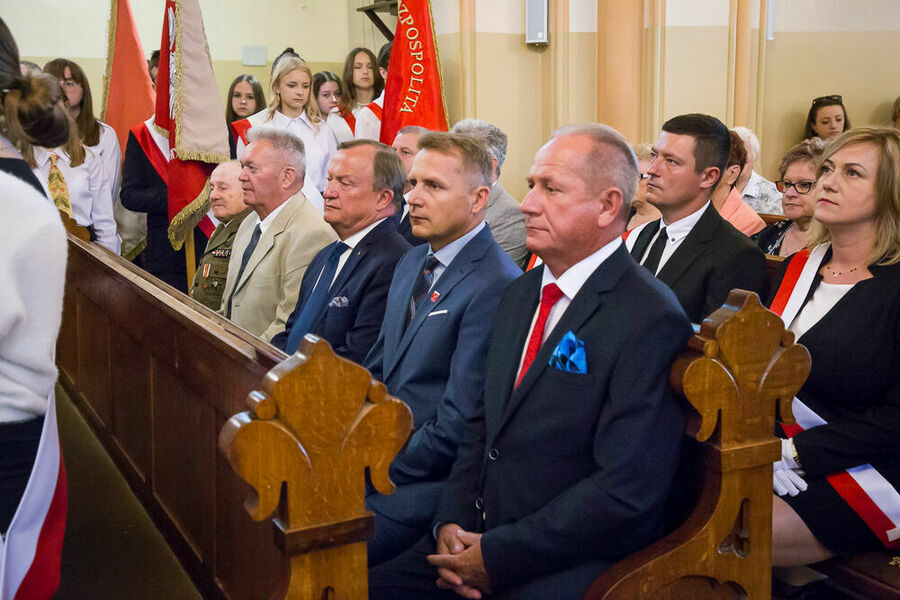 Poseł na Sejm RP wraz z władzami gminnymi w ławce kościelnej