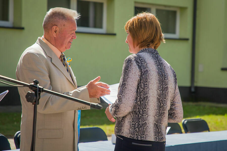 Wręczanie dyplomów wyróżnionym uczniom 