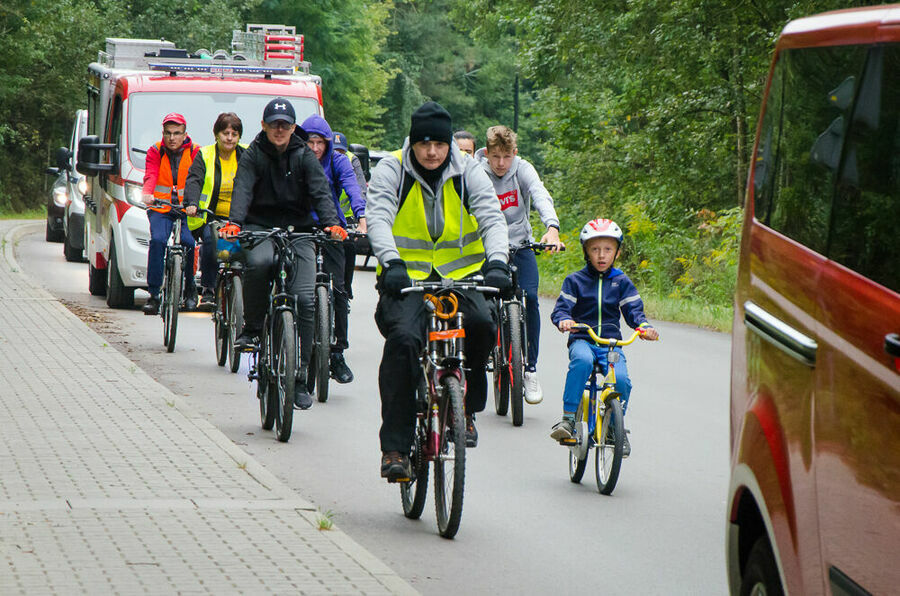 Przejazd grupy rowerzystów