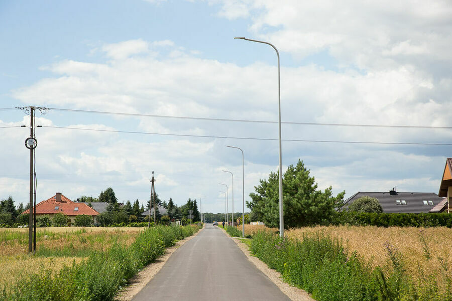 widok na drogą z lampami na poboczu