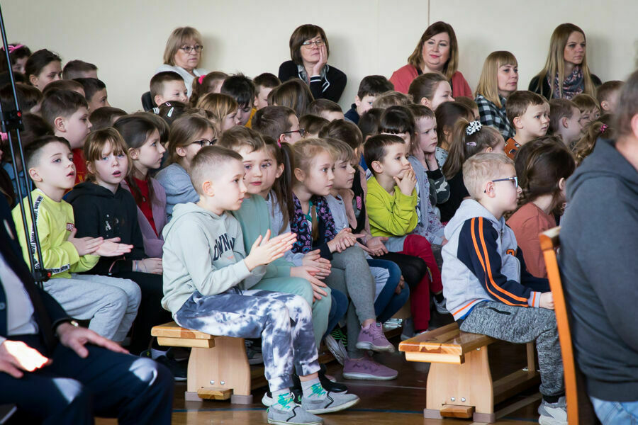 widok na klaszczące dzieci wśród widowni