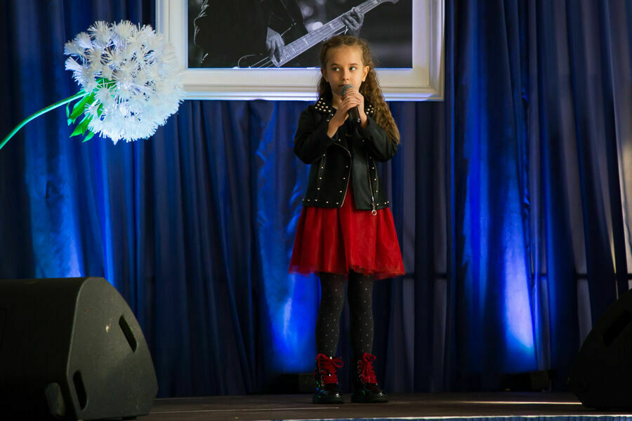 dziewczynka na scenie podczas śpiewania