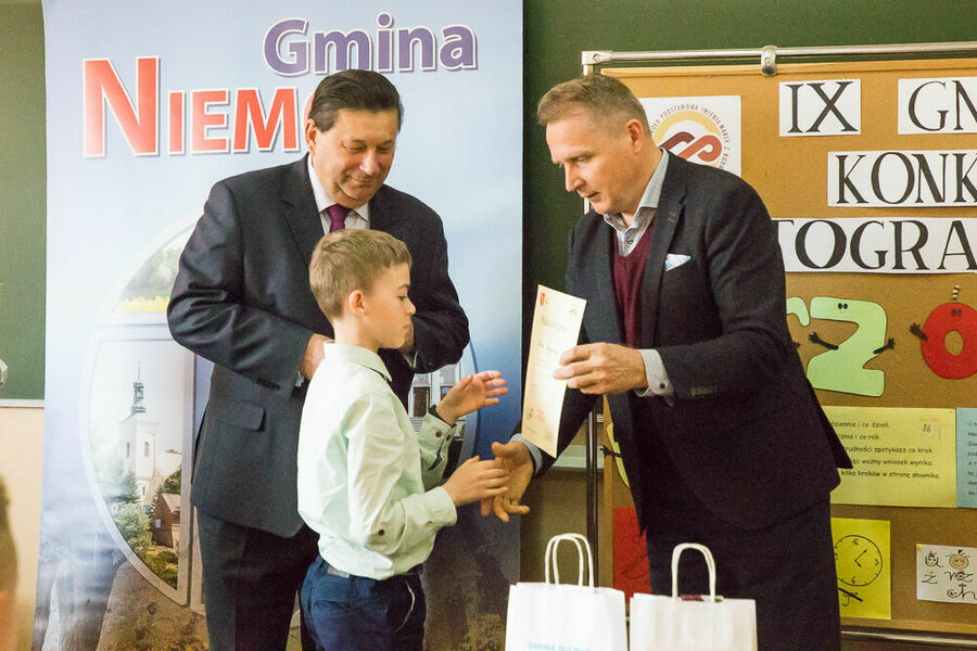 Dyrektor szkoły oraz zastępca wójta gminy Niemce wręczający dyplomy