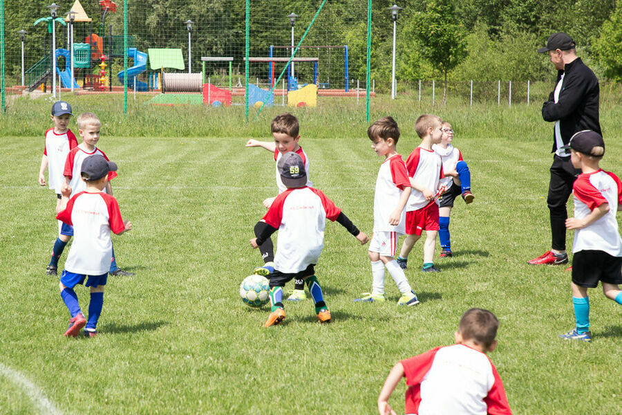 Dzieci grające w piłkę