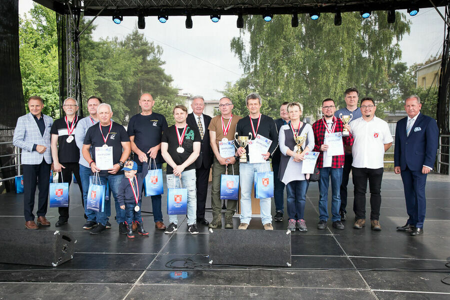 Zdjęcie grupowe zawodników z władzami gminy