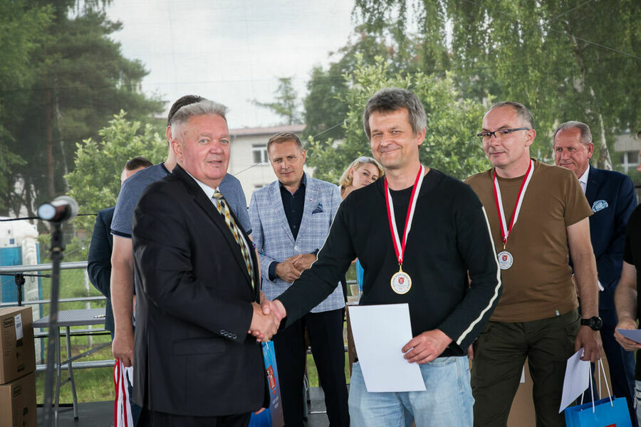 Wójt i zawodnik patrzą się w stronę obiektywu