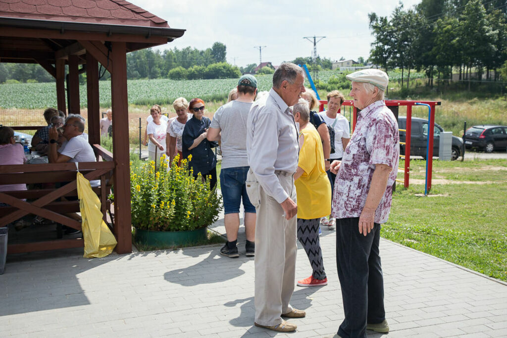 uczestnicy spotkania stoją podczas rozmowy