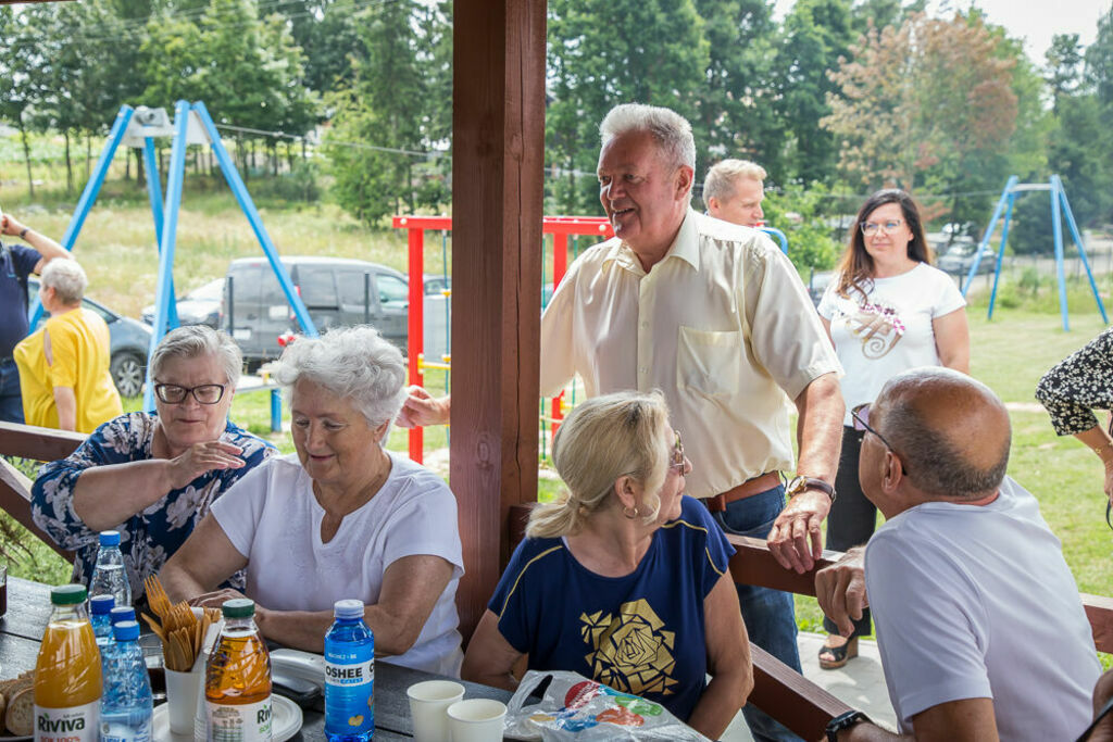 wójt wita się z seniorami