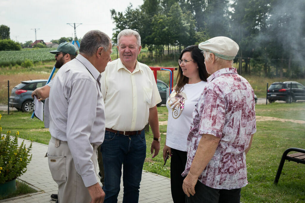 wójt wita się z seniorami