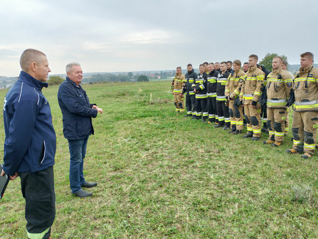 wójt z komendantem przed strażakami