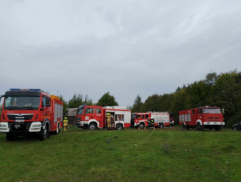 widok na kilka samochodów ratowniczo-gaśniczych