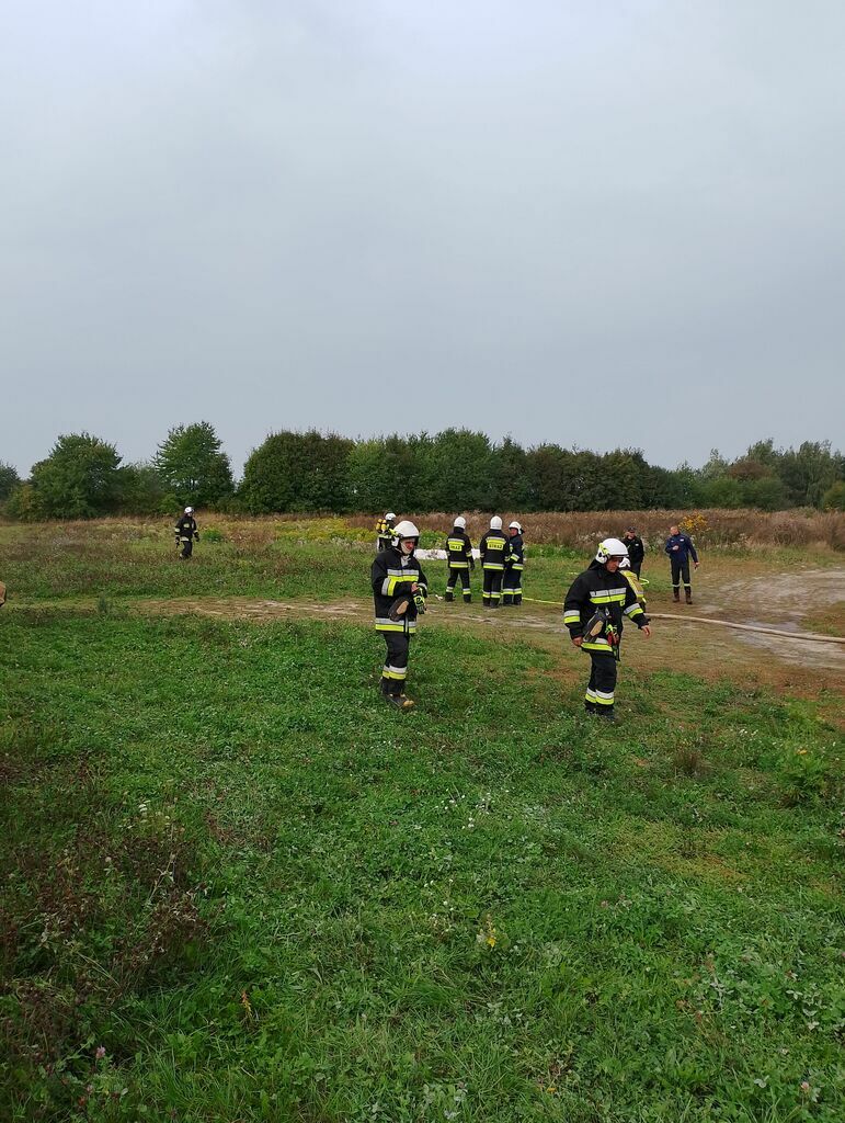 strażacy podczas ćwiczeń