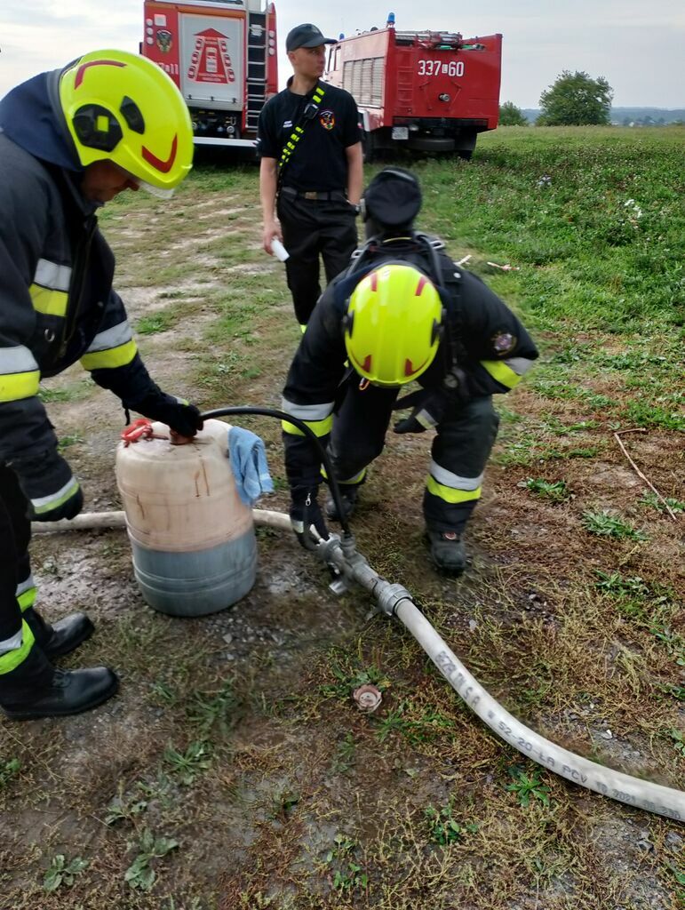 podłączanie do linii gaśniczej zbiornika z pianą