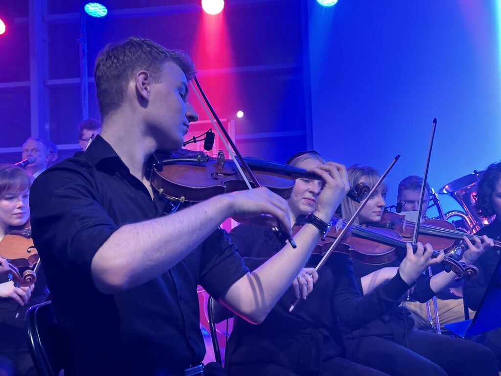 Muzycy grający na skrzypcach