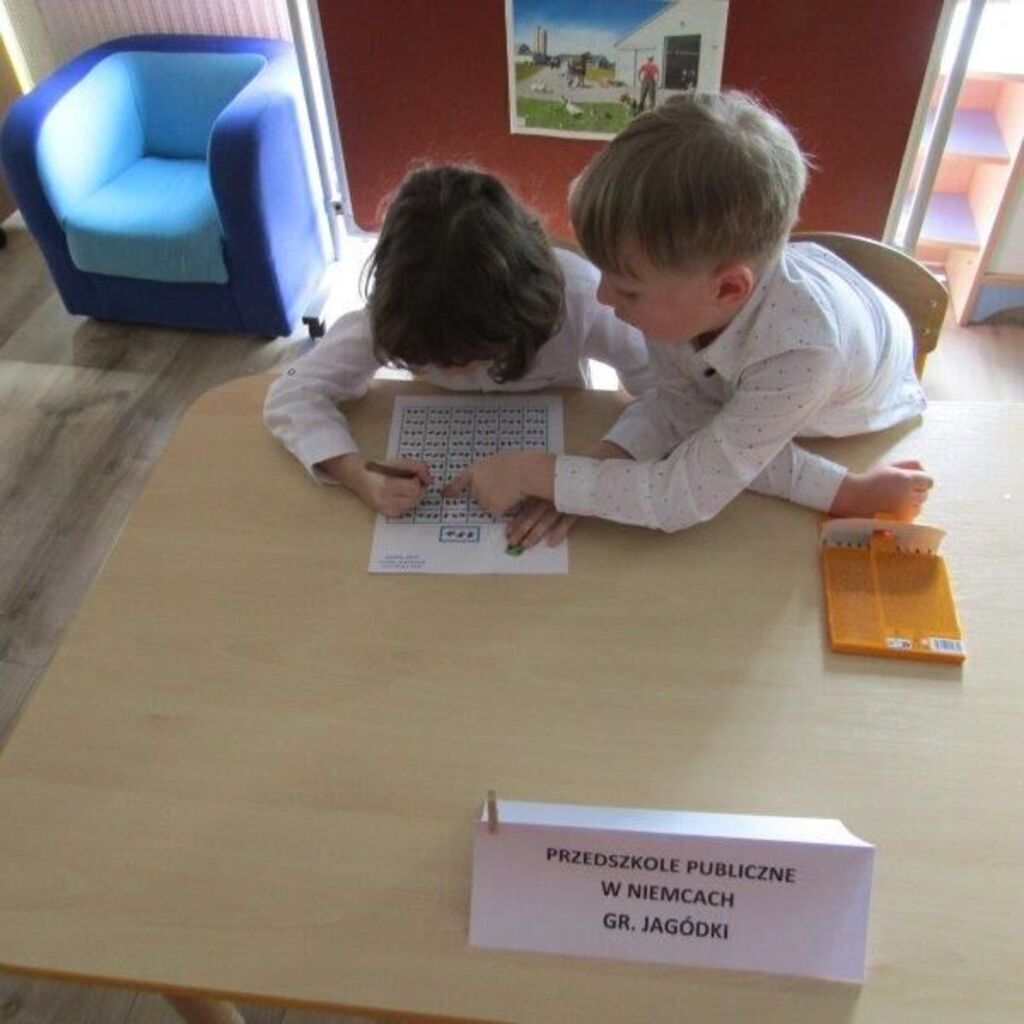 Dzieci siedzące przy stoliku