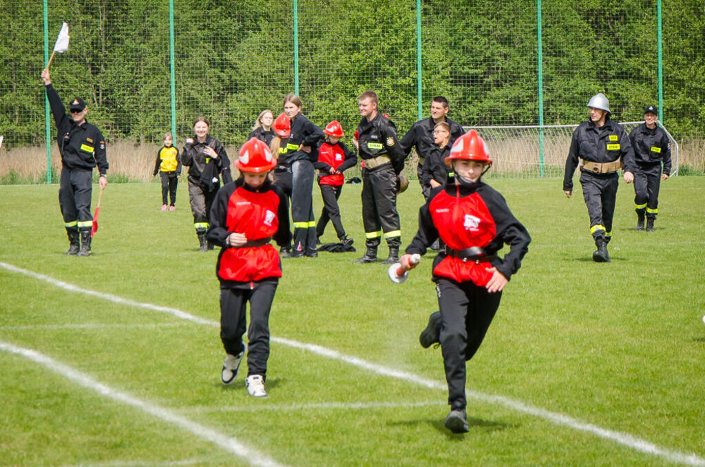 Strażacy biorący udział w zawodach