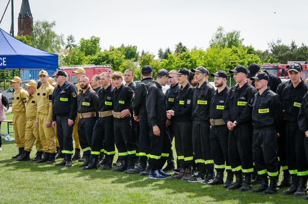 Strażacy biorący udział w zawodach