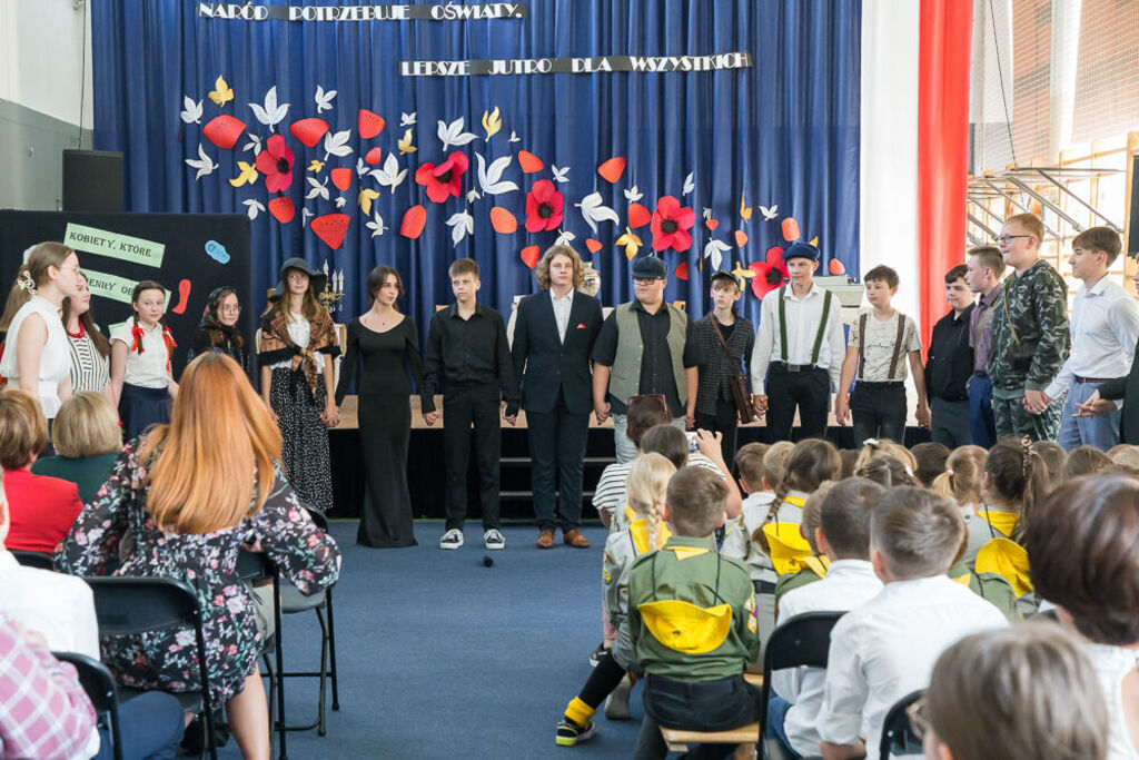 Uczniowie biorący udział w przedstawieniu