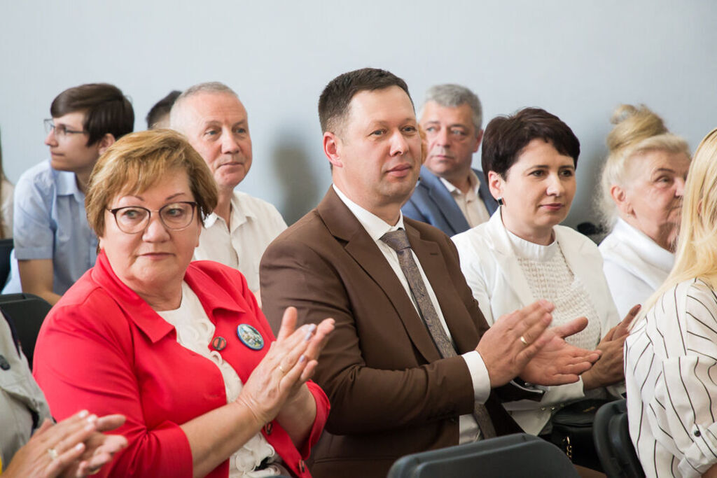 Goście oglądający przedstawienie